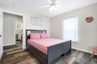 *BMT/Family & Pet Friendly/Workspace/3BR/Downtown* Hotels in West San Antonio