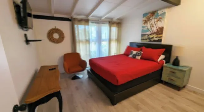 Near Disneyland and Knott's Berry Farm Pool house with Arcade, and putting green