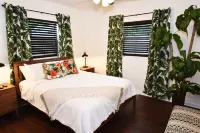 Corner-Lot 3 Bedroom House, renovated, short walk to the beach!