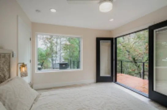 Modern Lakeview Escape