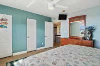 Beachfront 2 Bedroom!Summer Sale! Great Views! Walk to Beach & Restaurants!
