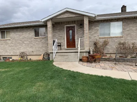 House near SUU and  Shakespeare festival, Bryce Canyon & Zions National Parks