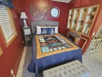 Lakehouse with Game Room, Direct Water Access, and Kayaks Included! Hotels in Van Buren Township