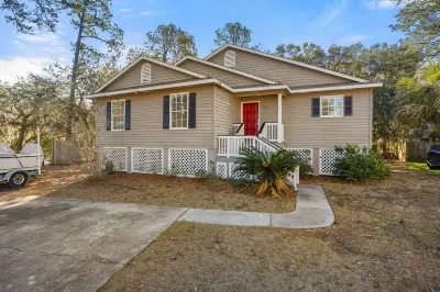 Tidal Wave Retreat Hotels near John Mark Verdier House