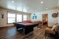 10Bedroom 6 bath Lakeview Retreat with Year-Round Hot Tub & Unique Entertainment
