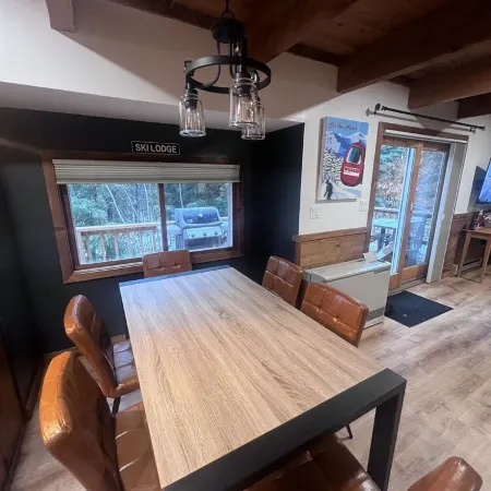 5 bdrm, 3 levels, 5 min Attitash Mt, 6 miles storyland, pool, a/c, grill