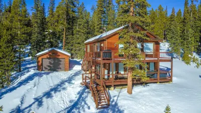 🕹️Arcade ♨️Hot Tub👑King Bed🏔️2 Decks🔭-Base Camp Mountain Chalet