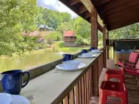 Fishing Pond, Wifi, Corn Hole, Easy Roads, Hot Tub, Fire Pit, Dog Friendly!