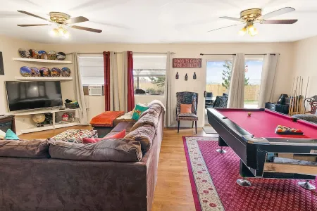 The Bird's Nest on Route 66  Great location right off the I-40 Отели в г. Холбрук