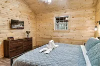 Couples Retreat-Private Oasis-Hot Tub Hotels near Talking Turkey Studio