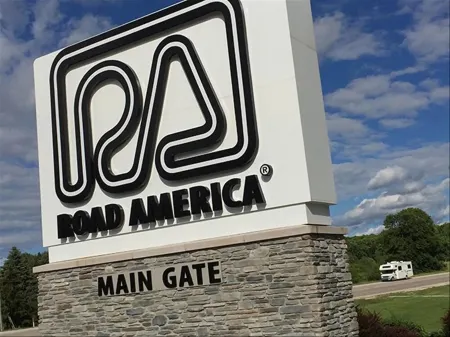 Waterfront Condo, Private Beach, Outdoor/Indoor Pools, & Walkable to Downtown Отели в г. Шебойган