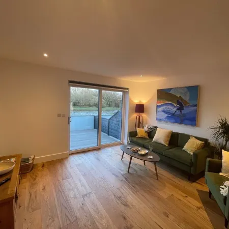 2 Bedroom Canalside Apartment in Bude, Walking Distance to Sandy Beach and Town