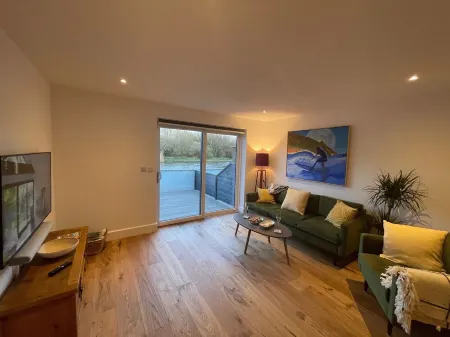 2 Bedroom Canalside Apartment in Bude, Walking Distance to Sandy Beach and Town