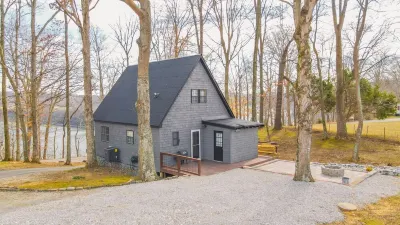 "Eagle's Cliff" at Lake Cumberland. Relaxing Beautiful Front Porch Lake View! Hotels near Lee's Ford Resort Marina