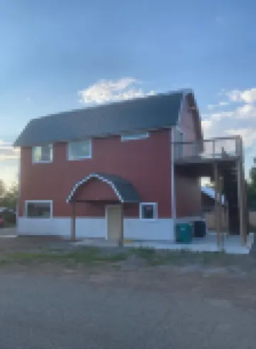 Amazing views close to friends, family and fishing. Indoor RV parking 29’ max.