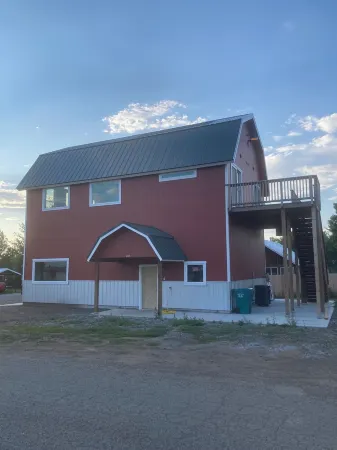 Amazing views close to friends, family and fishing. Indoor RV parking 29’ max.