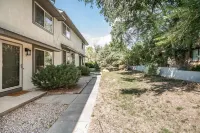 ❀ Stunning ❀ Townhouse with A/C! Sleeps 5 People
