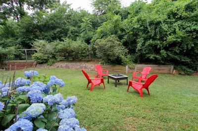 Minutes to DT & the Outdoors w/ flat, fenced backyard perfect for the pups! Hotel dekat Shoji Spa & Retreat