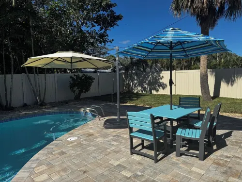 Newly renovated spacious 4BR home with pool & game room, 800m from the Beach - Boutique