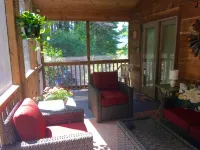Broadwing Farm Cedar Cabin- Hot Tub with Fresh, Hot Mineral Water - 85 Acre Farm