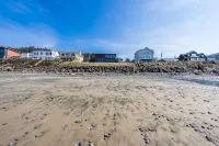 Oceanfront beach house with direct beach access In the desired Roads End area