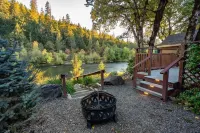 Romantic & private cabin on Rogue River, 1 hr from Crater Lake