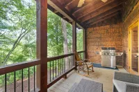 Cabin getaway in downtown!
