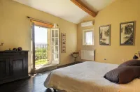 Offers an ideal holiday set in the peaceful countryside of St Remy de Provence