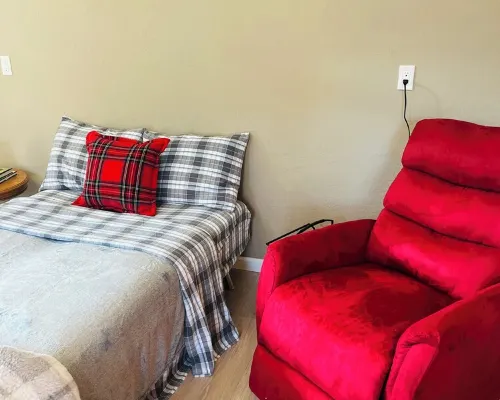 Luxury studio in the private hillside of Trail. Wi-Fi & Pet Friendly! Hotels in Trail