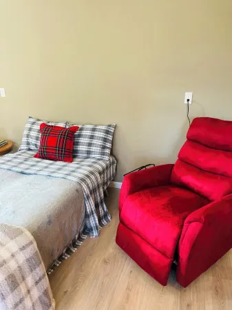 Luxury studio in the private hillside of Trail. Wi-Fi & Pet Friendly!