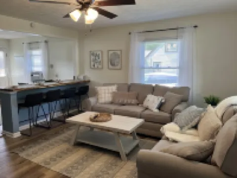 Avon Lake Updated 2 Bedroom Cottage near Lake Erie on Very Quite Wooded Street 埃文萊克酒店