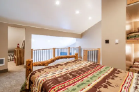 Updated Corner Unit Condo. Next to Giant Steps Ski Lift.