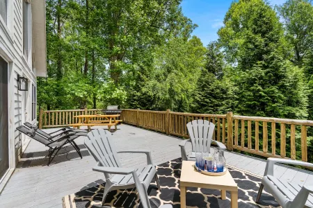 Cozy, modern cabin w/ Firepit near Asheville + Pet-Friendly Отели в г. Фэрвью