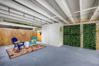 7ppl 4 beds / 8 minutes to the beach / 2 min to dwnt / modern