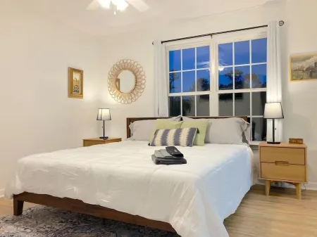 Cozy townhome with TWO KING and ONE QUEEN Beds Отели рядом с достопримечательностью «Riverside Day Use Area»