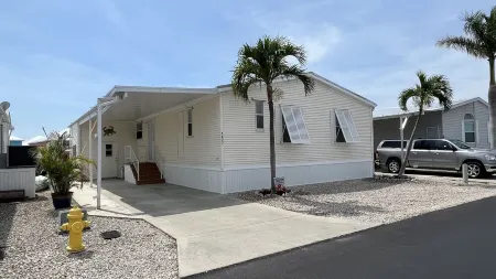 Quiet, clean & comfy 2 bed-2bath with 8000lb boat lift and large screened lanai