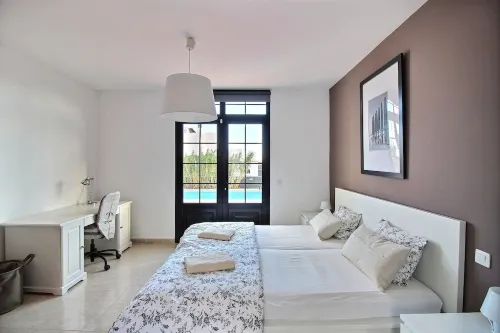 Luxury villa with private heated pool, WIFI, views of the sea and volcanoes