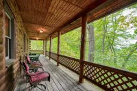 Cozy Casa Carezza Log Cabin, Logan, Ohio, Pet Friendly, Sleeps 6