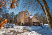 Inn Kognito 4 Modern Farmhouse, Fireplace, HOT TUB, Sauna, Fire Pit, game room