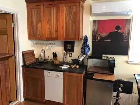 North Berkeley Victorian -- Heart of Gourmet Ghetto - 5 blocks to U.C./ Downtown