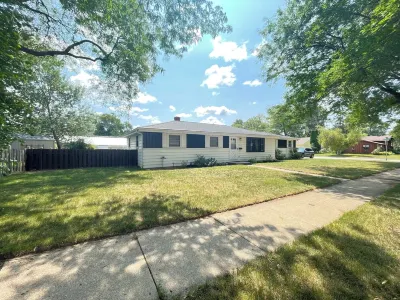 Near Lambeau • Fully Fenced Yard • Speakeasy • Sunroom • Cotton Candy Machine Các khách sạn gần Lambeau Field