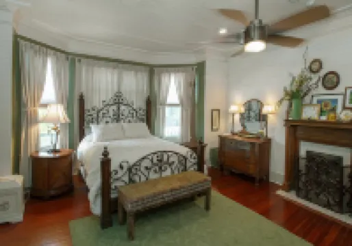 In The Heart of Apalachicola~Walk Everywhere~Autumn Moon Suite~Majestic Jewel
