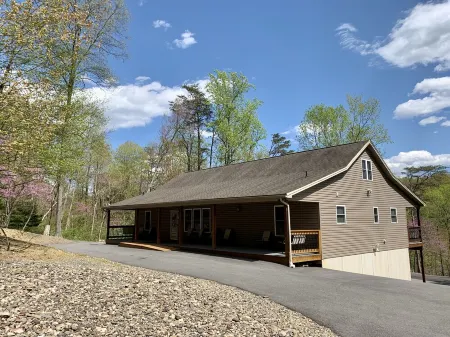 SHADE MOUNTAIN RETREAT ★ CEDAR BARREL SAUNA & HOT TUB!! ★ 28 ACRES ★ SLEEPS 20 Отели в г. Juniata County