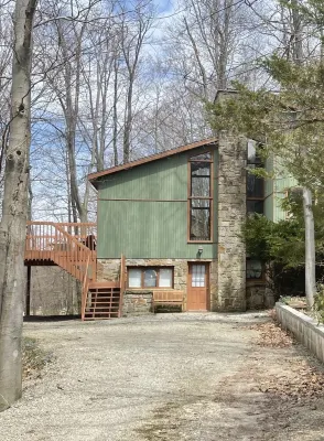The Homestead at Hidden Valley Golf, ski in/ski out lakeside home! Pet friendly