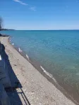 Cottage on Lake Erie with beach access .Local wineries