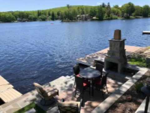 Lakefront Getaway : Mountain & Lakes views 西米爾福德酒店