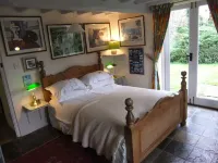 Old detached stone cottage in Shakespeare country Hotels in Alcester