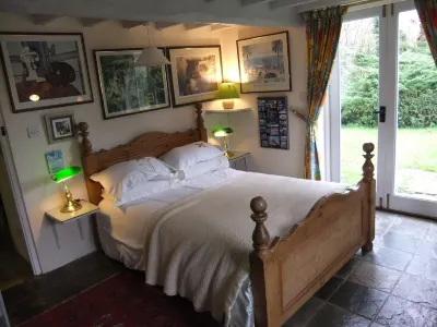 Old detached stone cottage in Shakespeare country