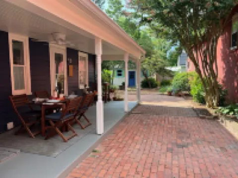 Historic Downtown Garden Oasis with Private Patio 切斯特敦酒店