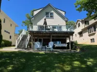 Pewaukee Lake House Rental: 4 Bedrooms, 2.5 Baths, Pier, Pontoon,Family Friendly Hotel a Pewaukee